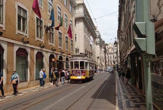 lisbonne tram jaune