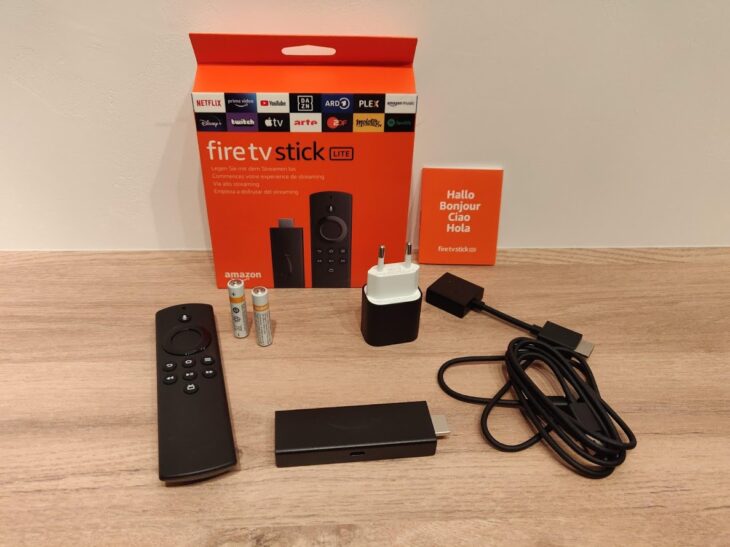 Fire TV Stick avec télécommande vocale Alexa (avec boutons de contrôle de  la TV)