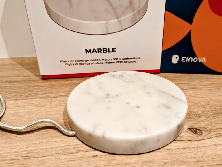 Charger son téléphone sur du marbre – Chargeur sans fil Einova