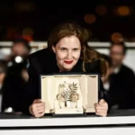 La réalisatrice Justine Triet après avoir remporté la Palme d'Or pour le film "Anatomie d'une Chute" lors de la cérémonie de clôture du Festival de Cannes, le 27 mai 2023 AFP LOIC VENANCE