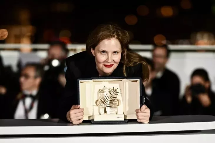 La réalisatrice Justine Triet après avoir remporté la Palme d'Or pour le film "Anatomie d'une Chute" lors de la cérémonie de clôture du Festival de Cannes, le 27 mai 2023 AFP LOIC VENANCE